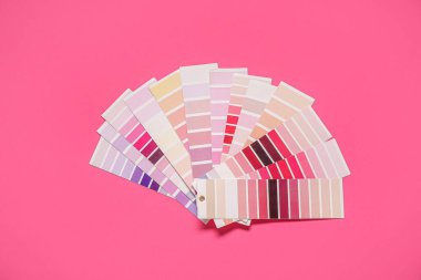 Pembe arkaplanda birçok renk paleti, üst görünüm