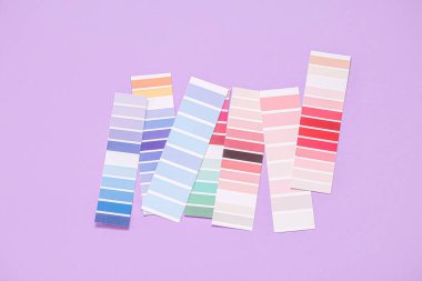 Leylak arkaplan üzerinde birçok renk paleti, üst görünüm