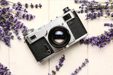 Güzel lavanta çiçekleri ve arka planda fotoğraf makinesi, yakın plan.