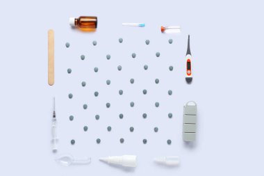 Beyaz arka planda haplar, termometre, şırınga ve ampul bileşimi