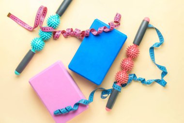 Vücut silindirleri, mezuralar ve renk arkaplanındaki yoga blokları