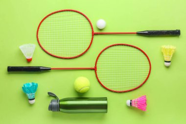 Yeşil arka planda spor ekipmanlı kompozisyon