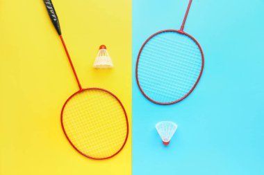 Badminton mekik horozları ve raketler