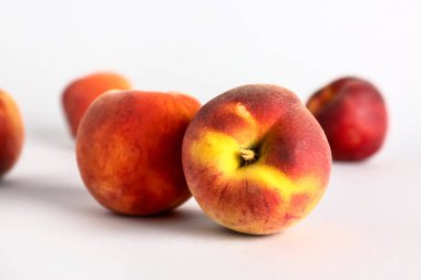 beyaz zemin üzerine tatlı şeftali