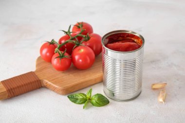 Açık arkaplanda domatesli teneke kutu