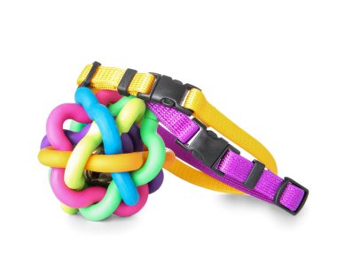 Beyaz arka planda renkli tasmalar ve oyuncak top