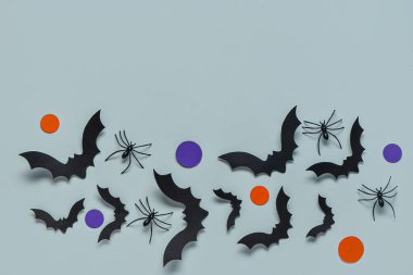 Cadılar Bayramı partisi için mavi arka planda kağıt yarasalar ve örümcekler