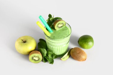 Beyaz arka planda naneli taze kivi püresi.