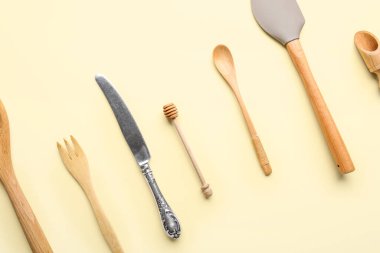 Renkli arka planda farklı mutfak gereçleri olan kompozisyon