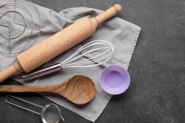 Arka planda peçetesi olan farklı mutfak aletleri.