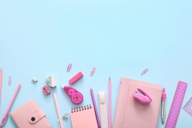 Mavi arka planda farklı okul kırtasiyesi ve not defterleri