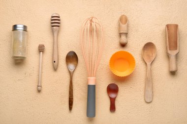 Renkli arka planda farklı mutfak gereçleri olan kompozisyon