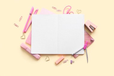 Boş defterli kompozisyon ve bej arkaplan üzerine farklı okul sayfası