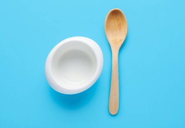 Ahşap kaşık ve bovling arka planda