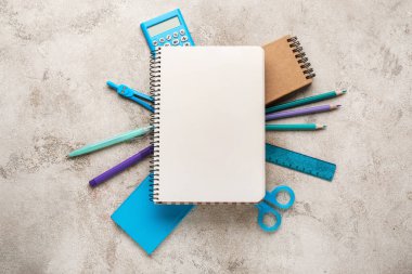 Grunge arkaplanında farklı kırtasiye malzemesi olan kompozisyon