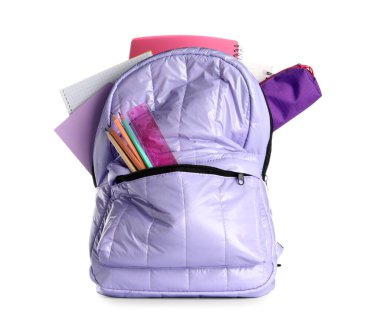 Beyaz arka planda not defterleri, kalemler ve cetvel olan leylak rengi okul çantası.