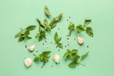 Renkli aromatik fesleğen ve baharatlı kompozisyon