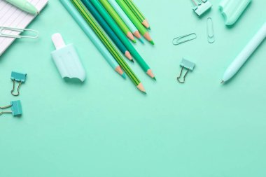 Renk arkaplanında kalemler olan farklı kırtasiye seti