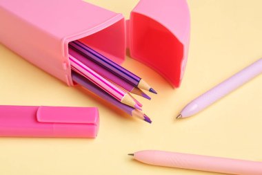 Renk arkaplanında kalem, kalem ve işaret kutusu, kapat