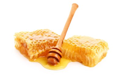 Beyaz arka planda tatlı bal petekleri ve dipper