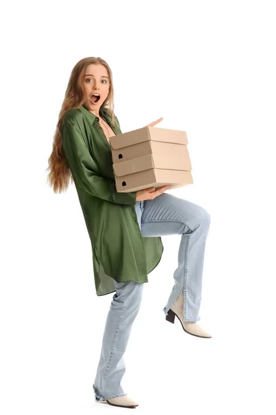 Шокированная Молодая Женщина Коробками Обуви Белом Фоне — стоковое фото