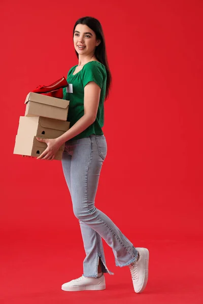 Vendedor Feminino Com Caixas Sapato Fundo Vermelho — Fotografia de Stock