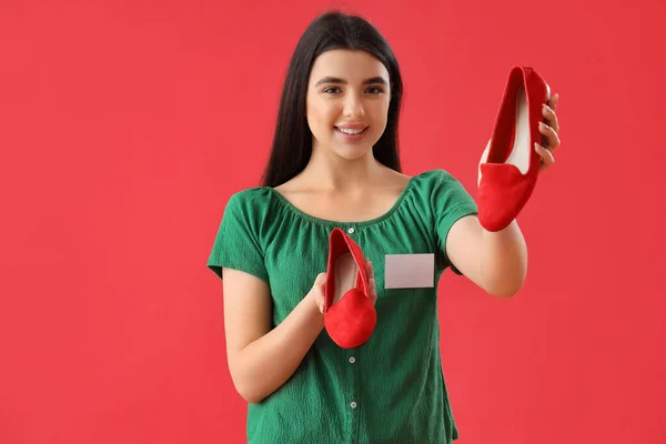 Vendedor Femenino Con Zapatos Elegantes Sobre Fondo Rojo — Foto de Stock