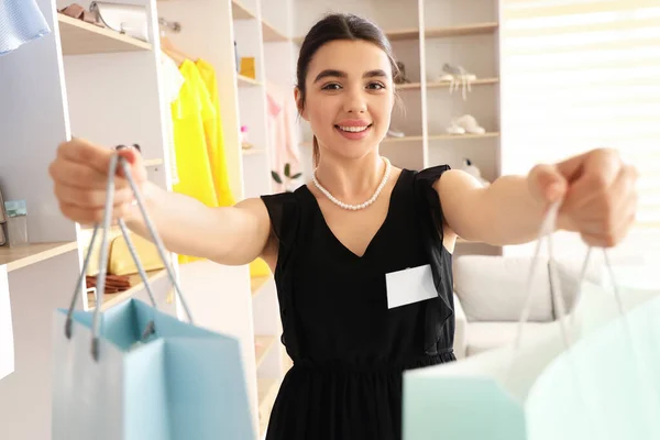 Asistente Ventas Femenina Con Bolsas Compras Boutique — Foto de Stock