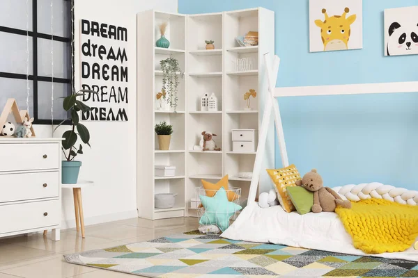 Wnętrze Pokoju Dziecięcego Łóżkiem Regałami Zabawkami — Zdjęcie stockowe