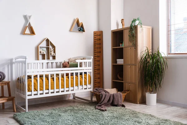 Interior Del Dormitorio Infantil Con Cuna Estantes Juguetes — Foto de Stock