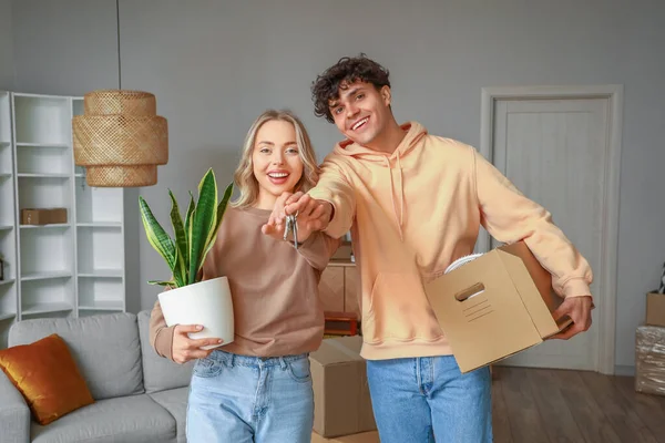 Young Couple Keys New Flat Room Moving Day — Stock Photo, Image