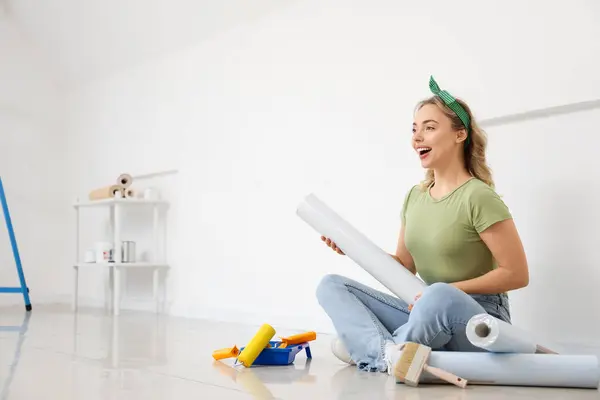 Young Woman Wallpaper Roll Sitting Home — Stock Photo, Image