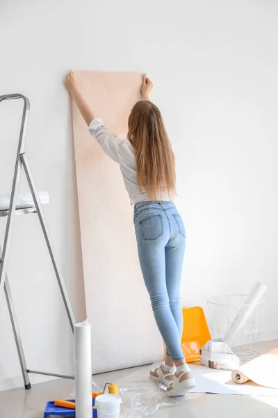 Mujer Joven Con Rollo Papel Pintado Habitación — Foto de Stock