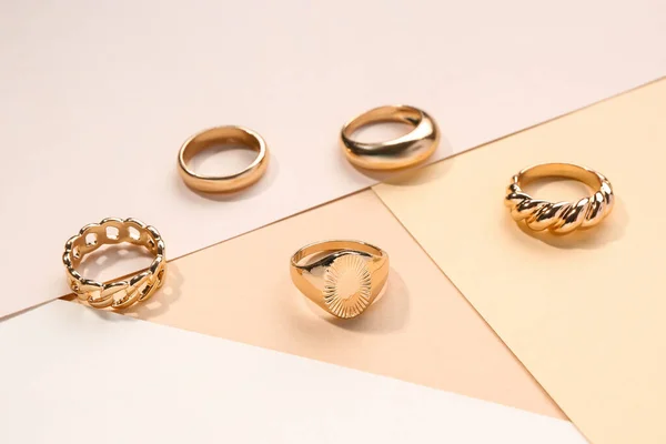 Diferentes Belos Anéis Dourados Fundo Cor — Fotografia de Stock