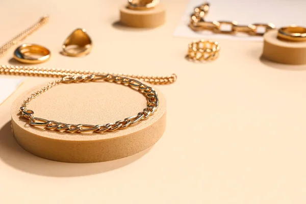 金のリングと色の背景にブレスレットと装飾用の表彰台 — ストック写真