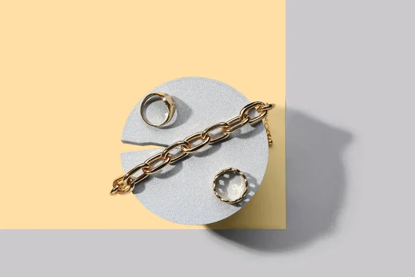 Decorative Podiums Golden Rings Bracelet Color Background — Stock Photo, Image