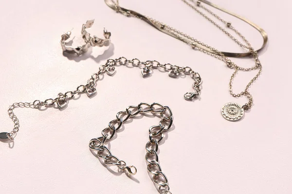 Krásné Stříbrné Šperky Bílém Pozadí — Stock fotografie