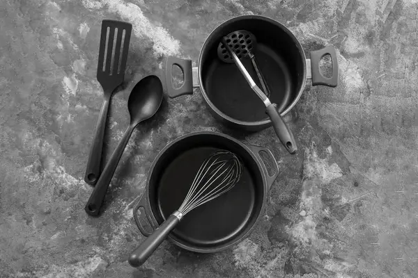 Кухонні Горщики Кухонне Начиння Темному Гранжевому Фоні — стокове фото
