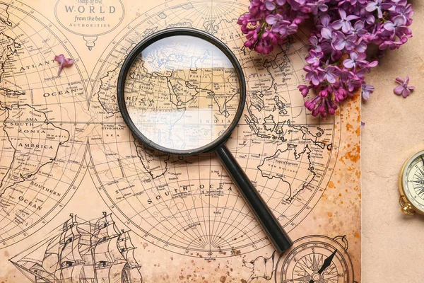 Wereldkaart Met Kompas Vergrootglas Lila Bloemen Beige Grunge Achtergrond — Stockfoto