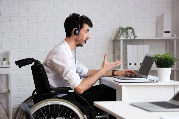 Agent Wsparcia Technicznego Dla Mężczyzn Niepełnosprawnością Fizyczną Pracujący Biurze — Zdjęcie stockowe