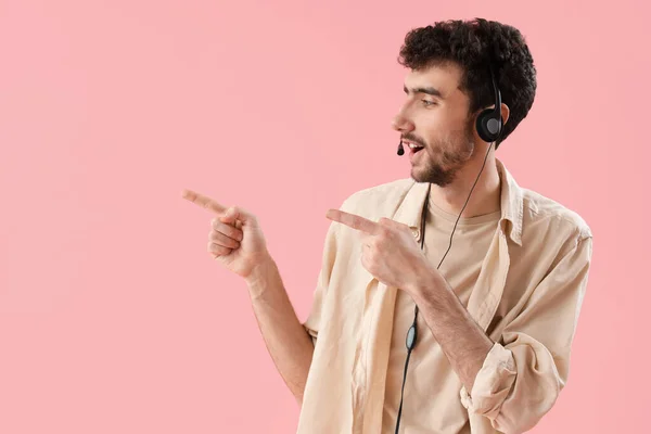 Male Technical Support Agent Pointing Something Pink Background — Stock Photo, Image
