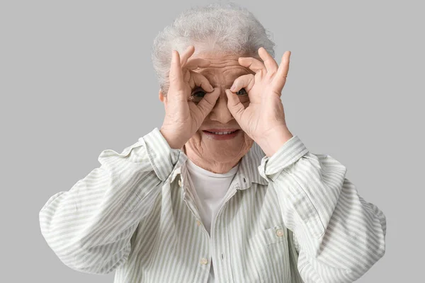 Divertente Donna Anziana Sfondo Grigio — Foto Stock