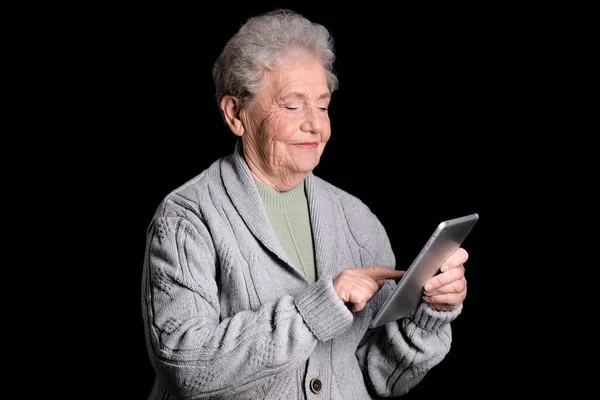 Senior Woman Using Tablet Computer Black Background — Stock Photo, Image