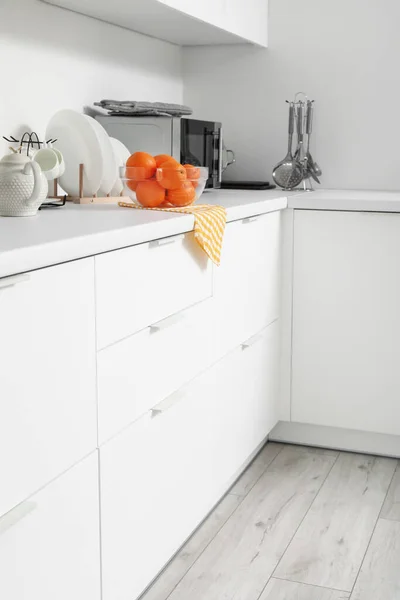 Meja Putih Dengan Makanan Dan Peralatan Dapur — Stok Foto