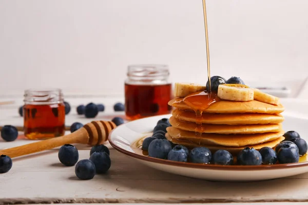 Piring Dengan Pancake Manis Pisang Blueberry Dan Madu Dengan Latar — Stok Foto