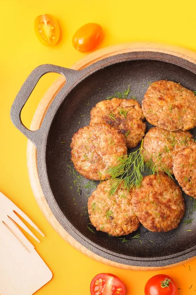 Frying Pan Cutlets Dill Tomatoes Yellow Background — Stock Photo, Image
