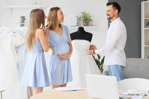 Male Wedding Planner Showing Dress Lesbian Couple Office — Stock Photo, Image