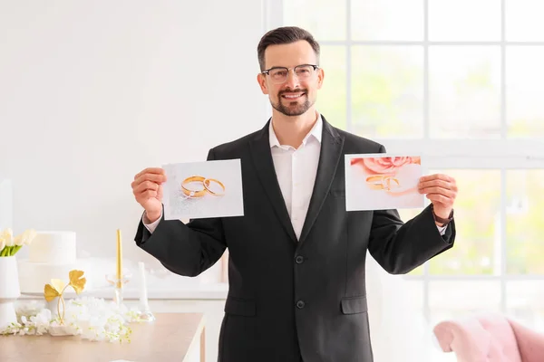 Planejador Casamento Masculino Com Fotos Anéis Escritório — Fotografia de Stock