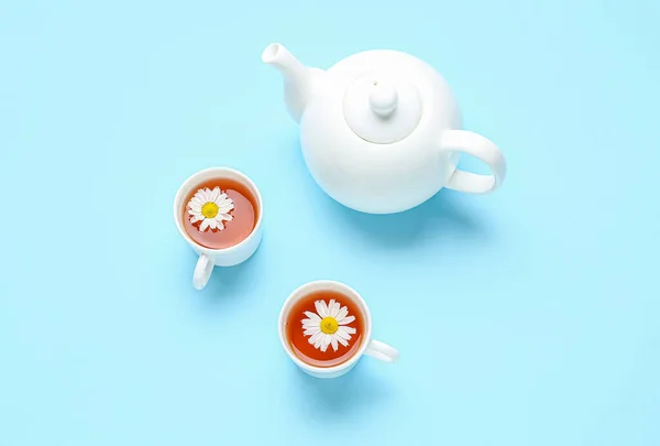 Teekanne Mit Natürlichen Kamillentee Und Blumen Auf Blauem Hintergrund — Stockfoto