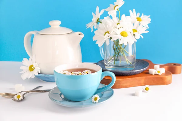 Ξύλινη Σανίδα Τσαγιέρα Φλιτζάνι Φυσικό Χαμομήλι Και Λουλούδια Λευκό Τραπέζι — Φωτογραφία Αρχείου